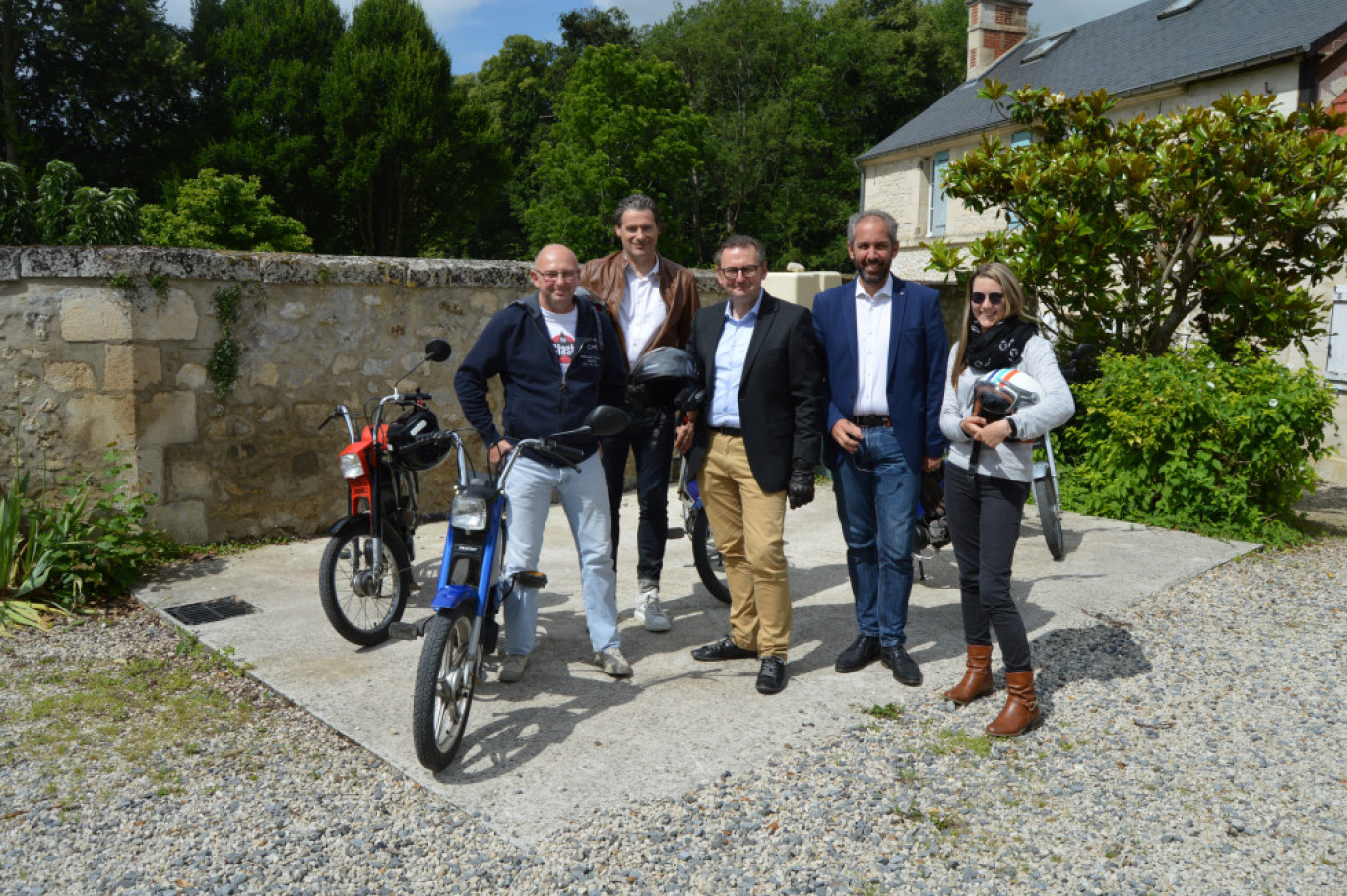 Frédérique Leturque et Jean-Pierre Gold prêts à découvrir la vallée de l'Automne à mobylette. 