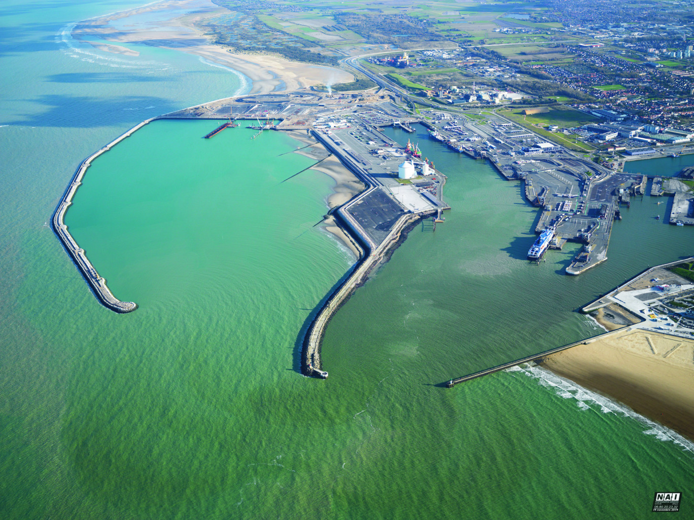 Le nouveau port de Calais promet d’être plus compétitif en accueillant davantage de bateaux, notamment des nouveaux, avec un bassin plus grand. (© Port Boulogne Calais)