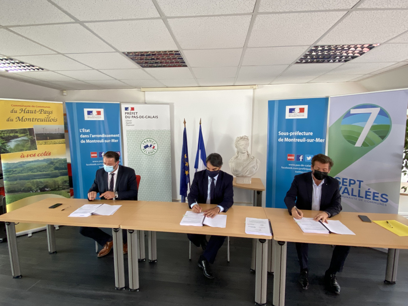 A l’heure de signer le CRTE, le 16 juillet (de gauche à droite) Philippe Ducrocq, Frédéric Sampson et Matthieu Demonchaux. (@Alethea Press / Olivier Prud’homme)