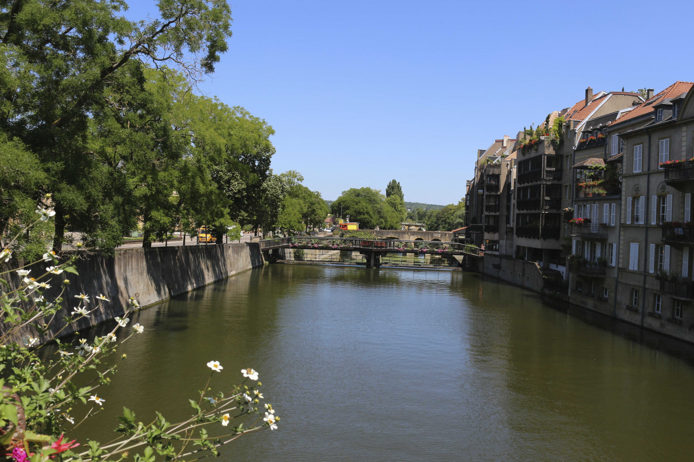 La rivière Moselle, qui donne son nom au département, traverse la ville et lui donne un charme particulier. Ses rives, celles du plan d’eau, sont très prisées des Messins à la belle saison. Crédit photo D.Péronne