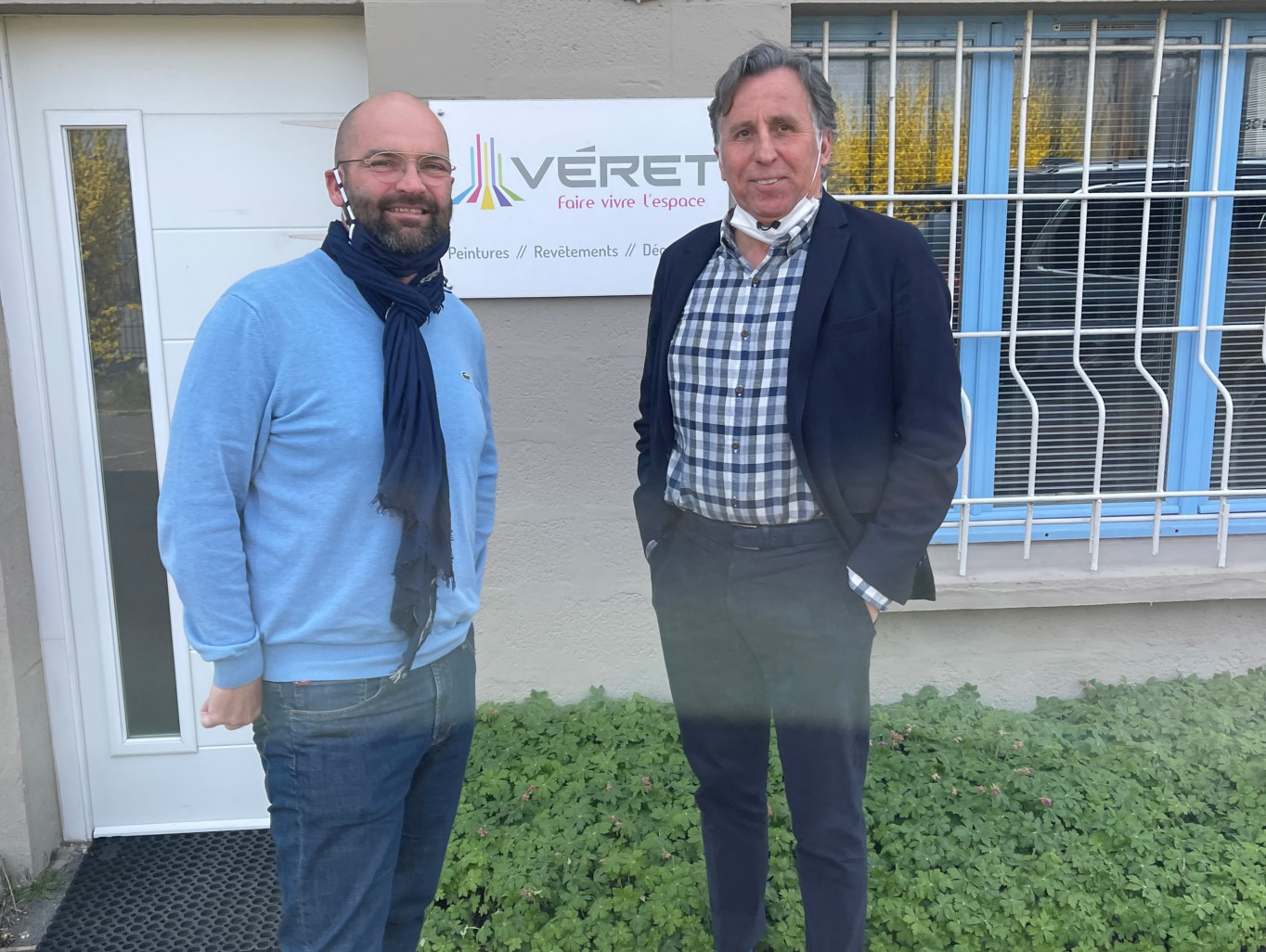 Patrick Veret (à droite) et Fabien Mijic, face aux locaux actuels à Beaurains.