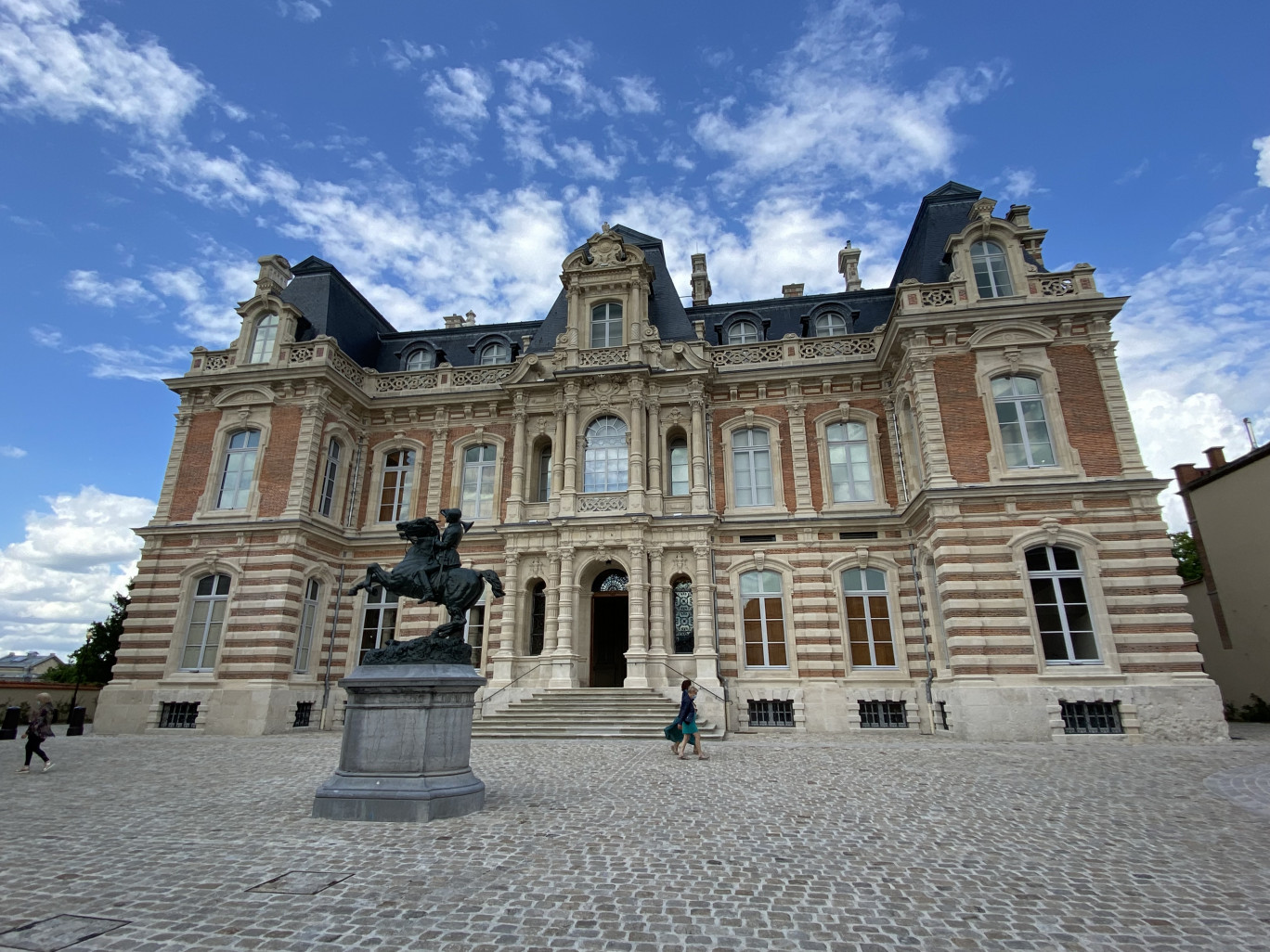 Construit en 1854 pour la Maison de Champagne Perrier-Jouët, le château Perrier accueille aujourd’hui le Musée du vin de champagne d’archéologie régionale. Après 10 ans de travaux et 23 millions d’euros d’investissement, il a été inauguré en mai 2021. Avec plus de 2 000 objets exposés, le musée raconte l’histoire du territoire champenois. © Benjamin Busson