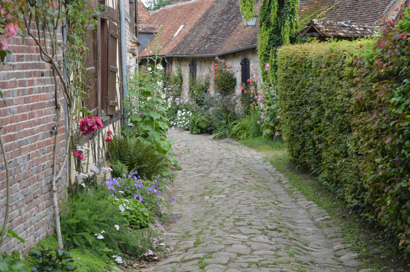 Gerberoy, un village fleuri imprégné du Moyen-Âge. © Jardin des Ifs