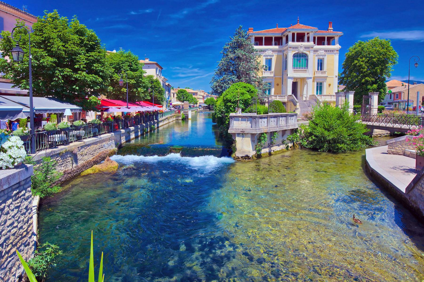 Le marché dominical de L'Isle sur la Sorgue, en Provence, attire de nombreux visiteurs. © Paul Atkinson 