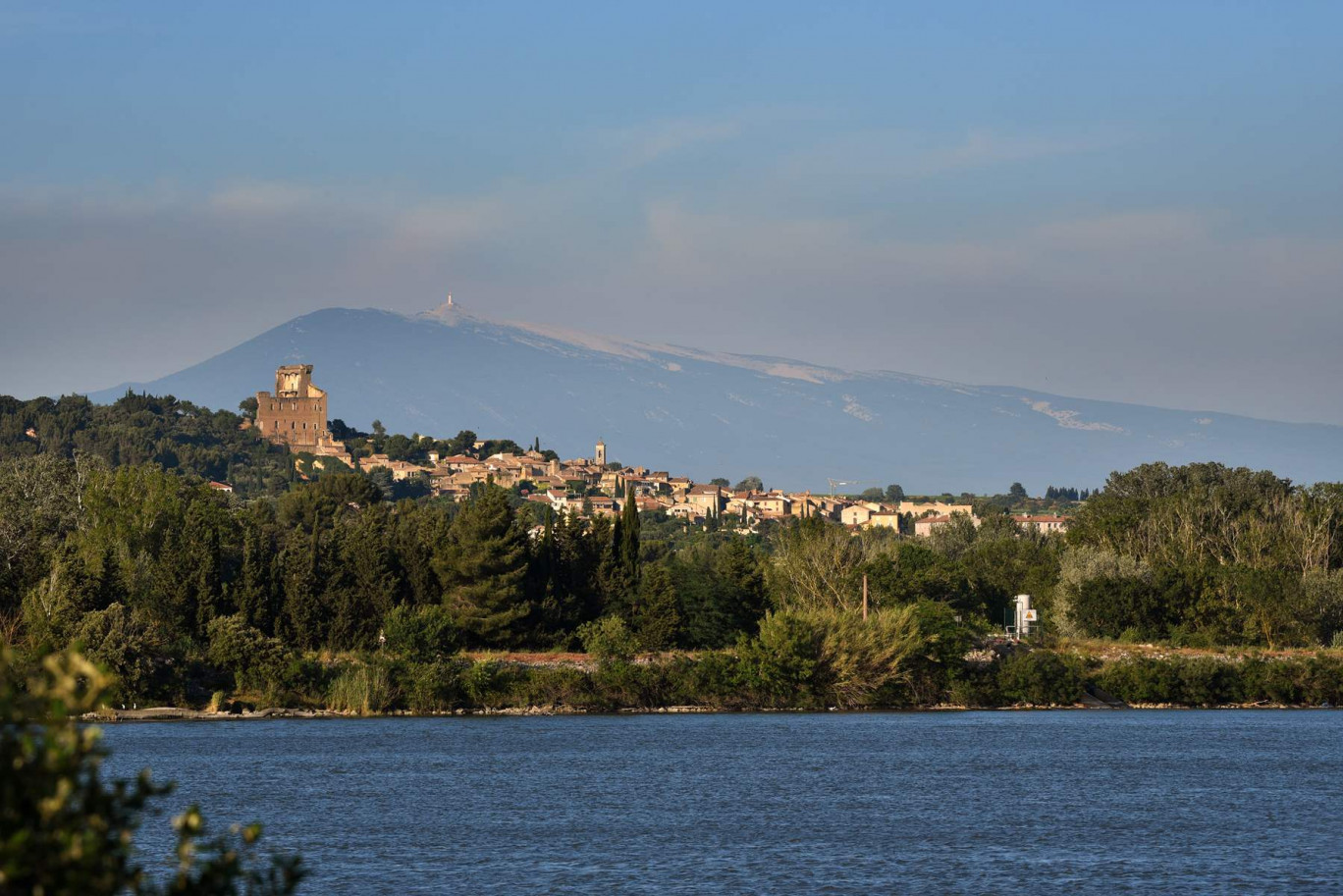 Entre Rhône et mont Ventoux, Châteauneuf-du-Pape offre un panorama à 360° sur le cœur de la Provence. © Emmanuel Chandelier