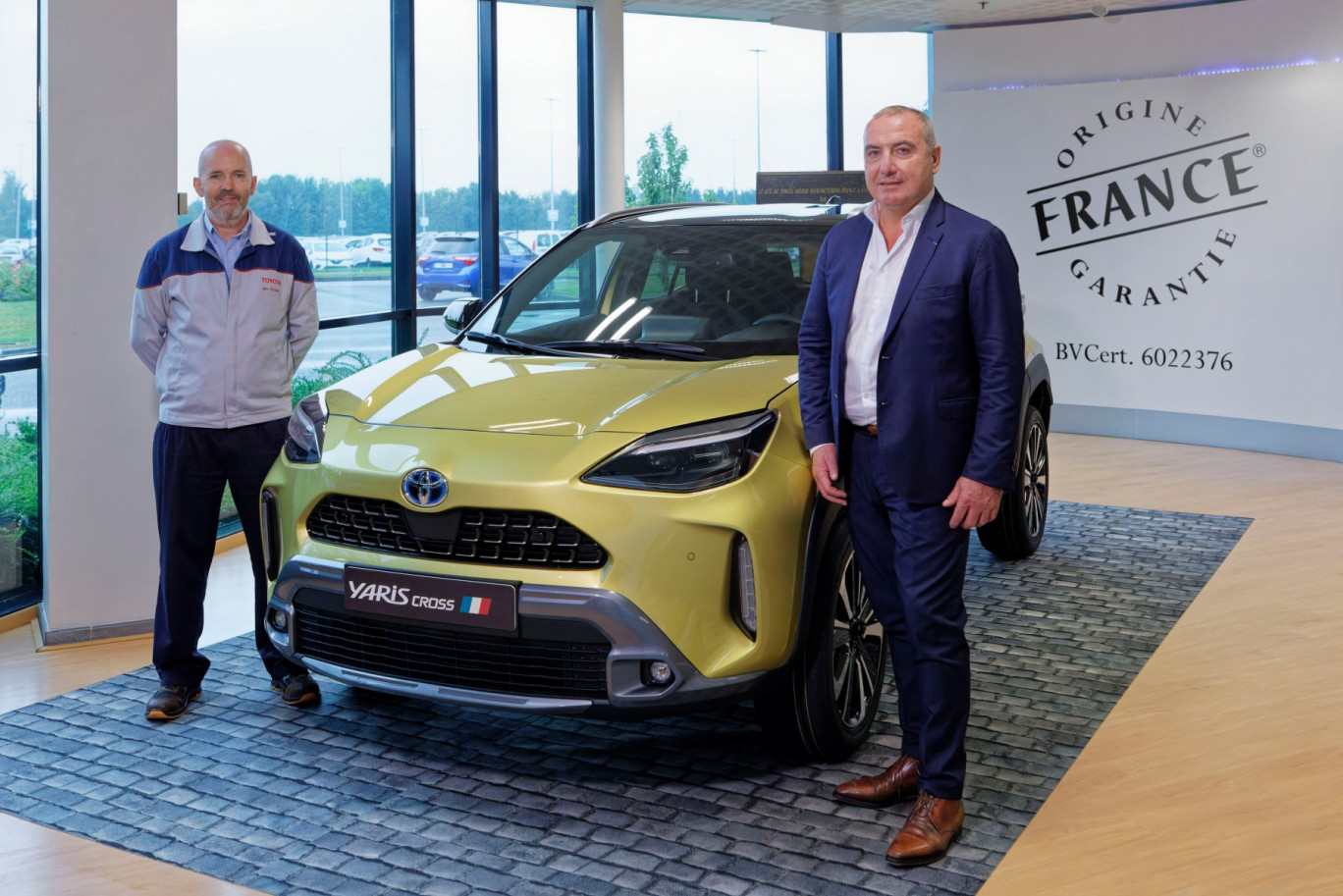 Jim Crosbie, président de Toyota Motor Manufacturing France, et Gilles Attaf, président de la certification "Origine France garantie".