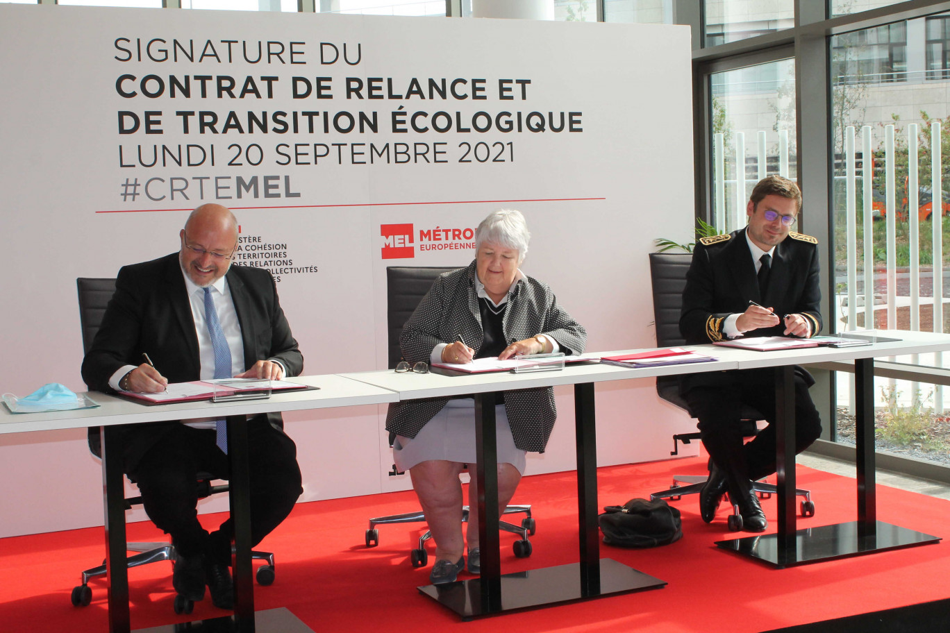La signature en présence de Damien Castelain, président de la MEL, de la ministre Jacqueline Gourault et d'un représentant de la préfecture du Nord.