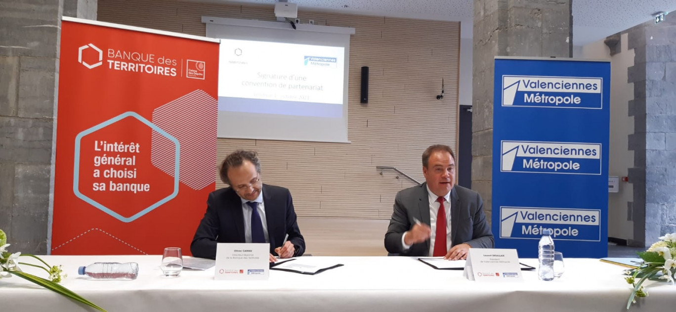 Olivier Camau, directeur régional de la Banque des Territoires et Laurent Degallaix, président de Valenciennes Métropole ont signé ce jour la convention de partenariat.