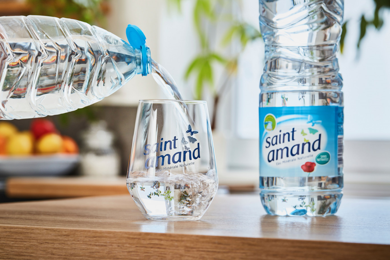 Saint Amand a anticipé la directive européenne qui imposera en 2024 que le bouchon ne puisse être détaché de la bouteille. © Aletheia Press/Morgan Railane