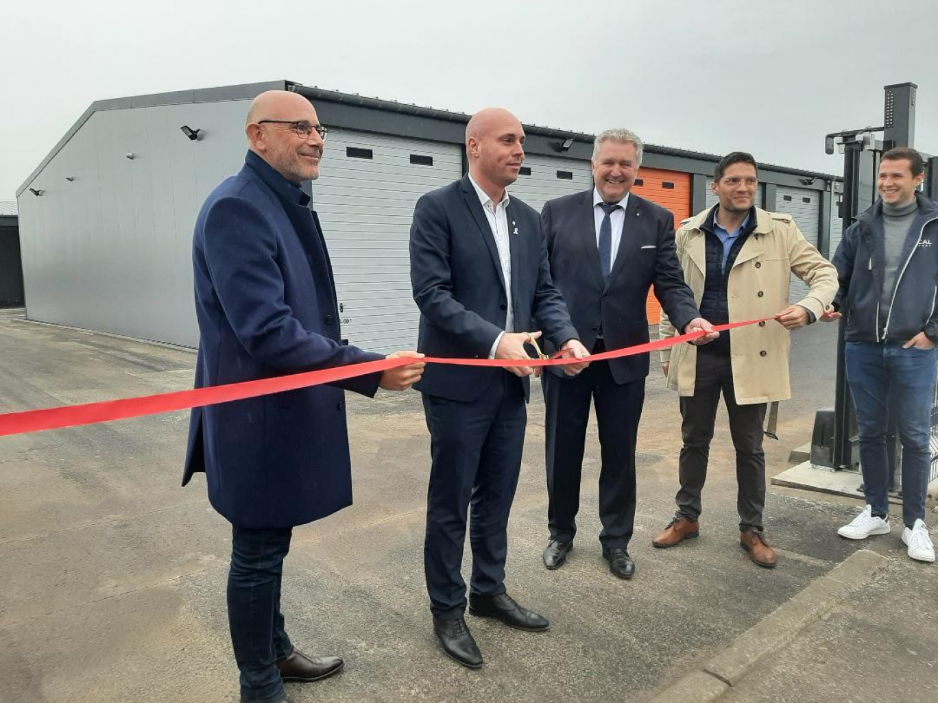 Jean-Paul Carré, directeur développement France de Storage 24 (à gauche), accompagné du maire de Cappelle-la-Grande, Julien Gokel, lors de la coupure du ruban inaugural. 