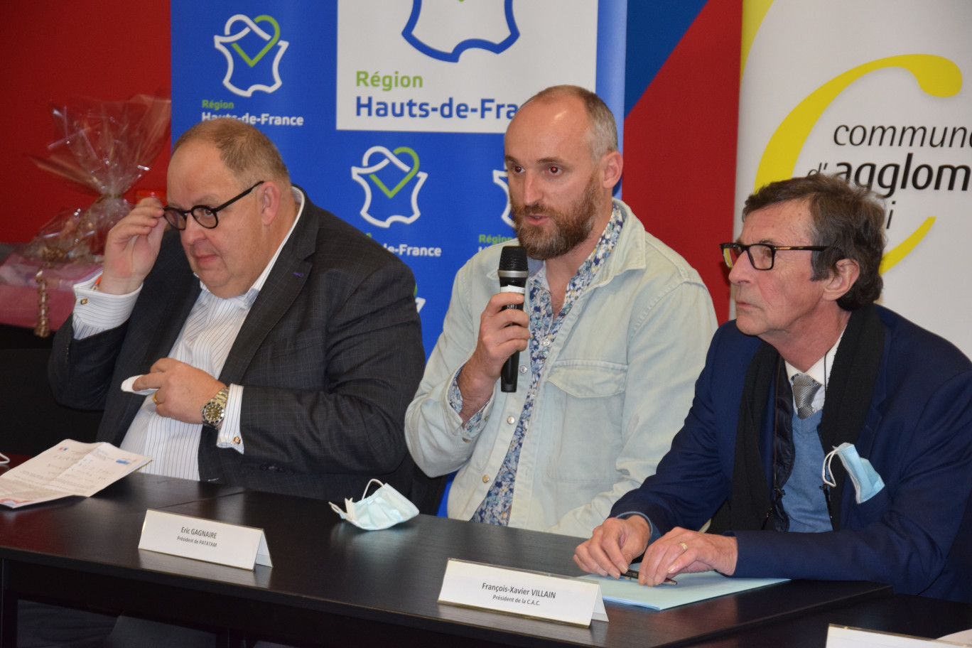 De gauche à droite : Philippe Beauchamps, conseiller régional délégué au financement des entreprises ; Eric Gagnaire, cofondateur et président de Patatam ; François-Xavier Villain, président de la communauté d'agglomération de Cambrai. 