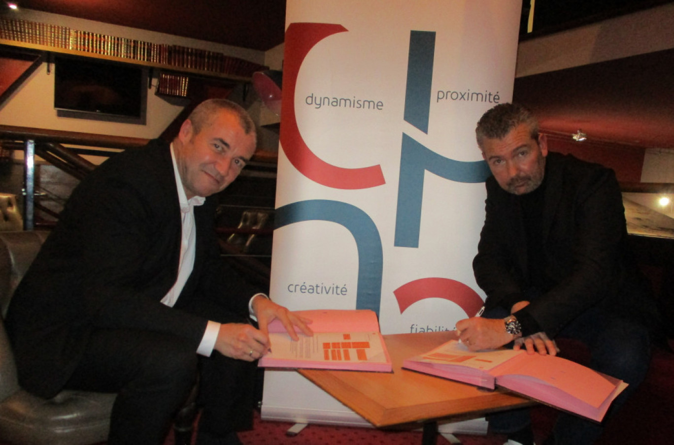 Emmanuel Cohardy (à gauche) et Ivan Talpaert lors de la signature de la convention.
