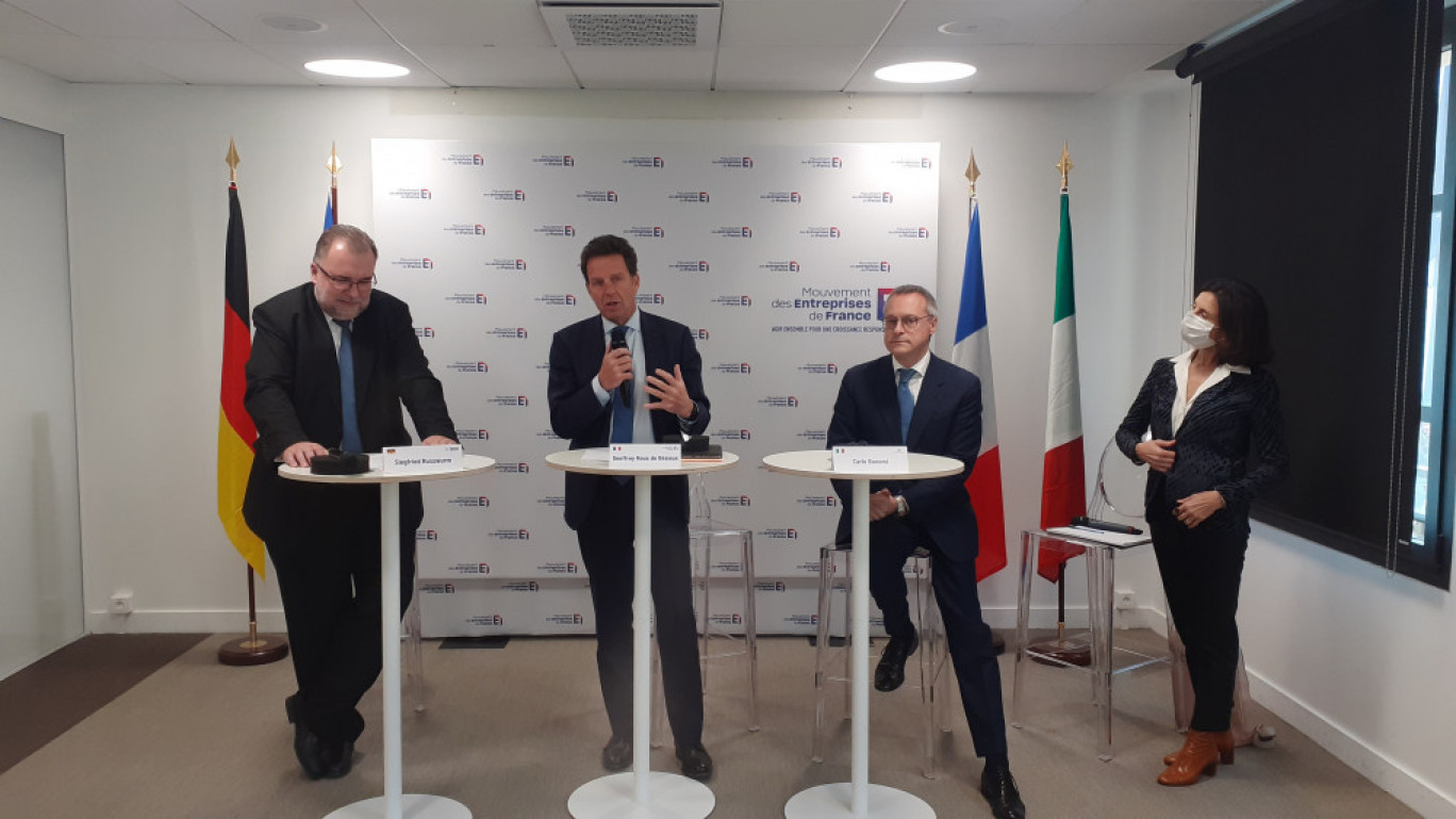 Les représentants des trois syndicats patronaux, italien (Confindustria), français (Medef) et allemand (BDI) lors de la conférence de presse.