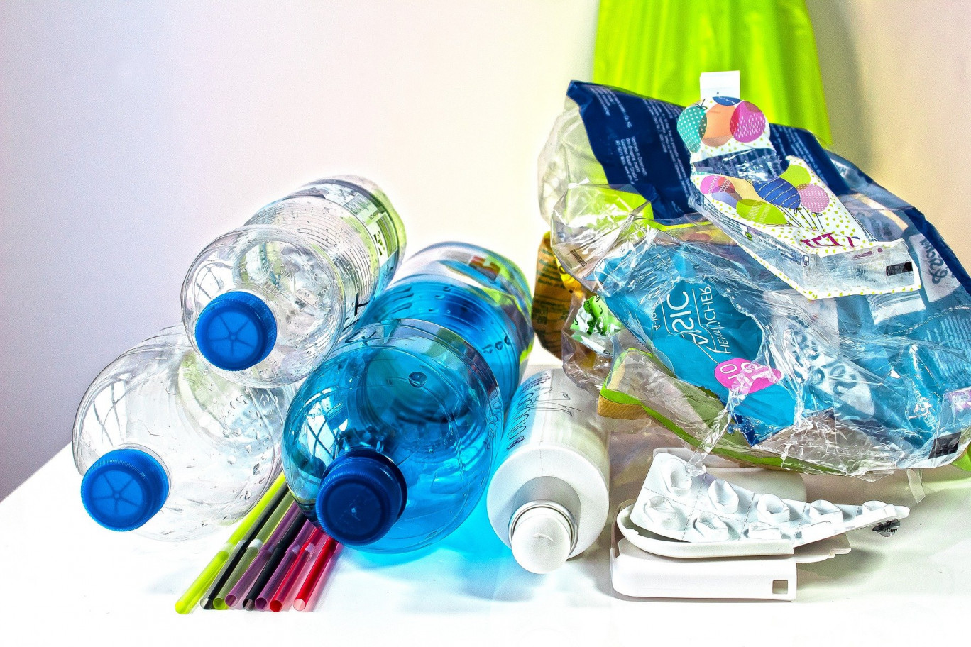 La loi AGEC prévoit de réduire l'utilisation de plastique et d'améliorer les conditions de tri. Crédit photo stux