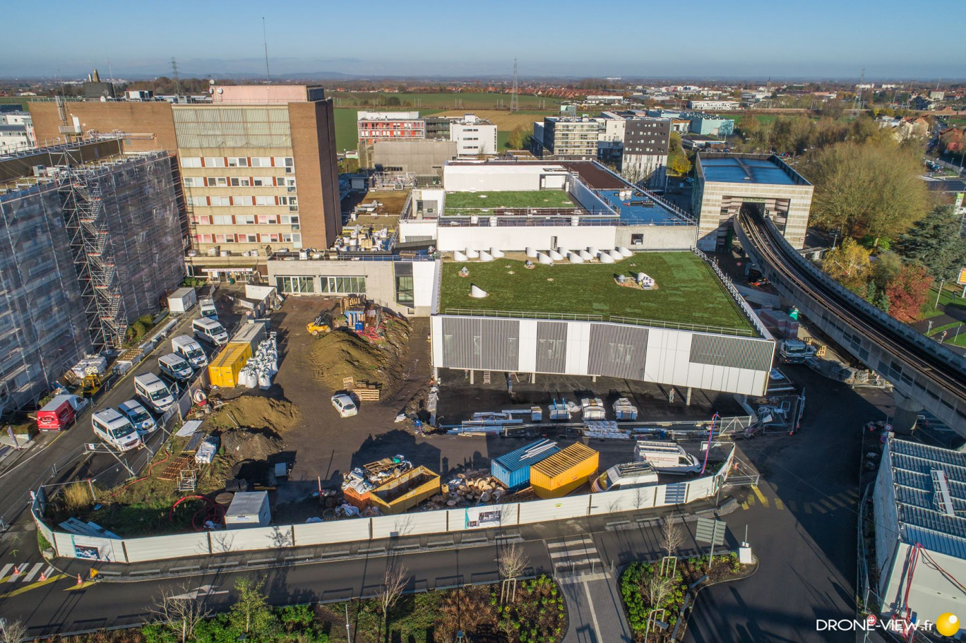 A droite, avec le toit végétalisé, le nouveau bâtiment de 6 500 m².