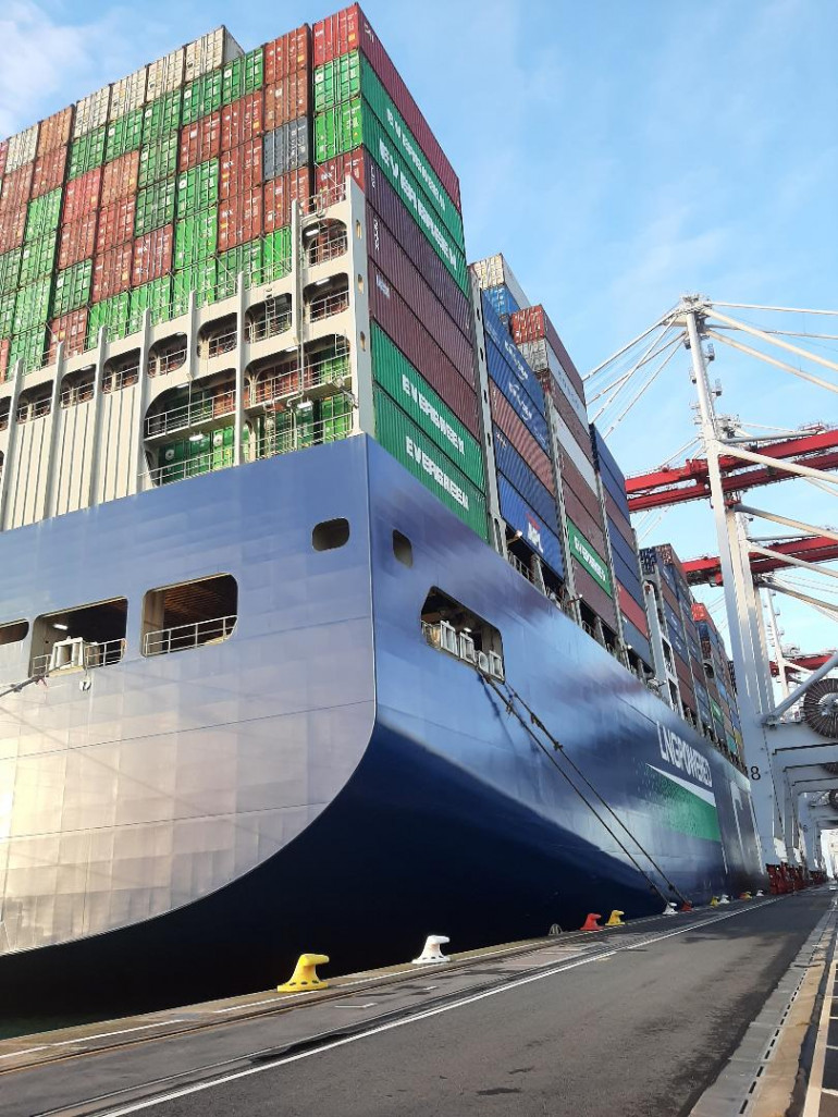 Le CMA-CGM "Champs-Elysées" propulsé au GNL, à l'escale le 9 décembre dernier au terminal des Flandres à Dunkerque..