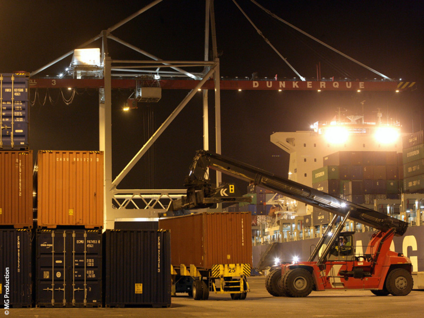 Une manutention de nuit au terminal conteneurs au port de Dunkerque. © MG Production