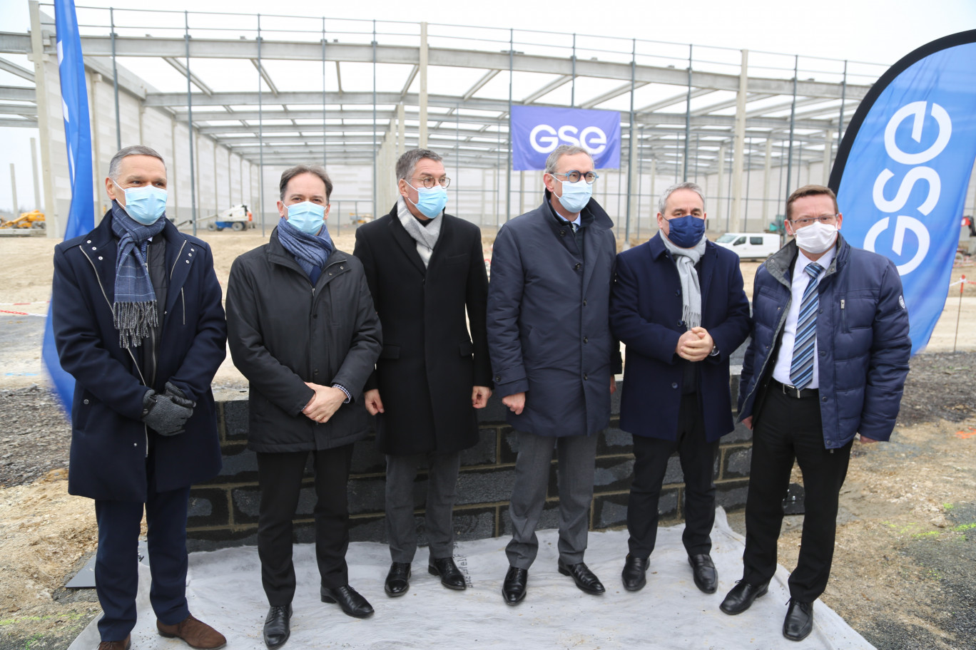 De gauche à droite : François Lemaire, maire de Bully-les-Mines et vice-président de la CALL en charge de l’habitat ; Sylvain Robert, maire de Lens et président de la communauté d’agglomération de Lens-Liévin ; Christophe Pilch, président de Territoires soixante-deux et président de la communauté d’agglomération Hénin-Carvin ; Frank Lichtenauer, directeur Supply Chain Projects du Groupe Seb ; Xavier Bertrand, président de la Région Hauts-de-France ; et Laurent Duporge, maire de Liévin et vice-président de la CALL en charge du développement économique. 