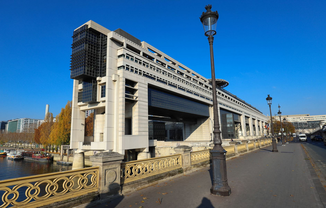 Face à la nouvelle vague du variant Omicron qui menace la reprise économique, Bercy met en place plusieurs mesures d'aide aux entreprises. © kovalenkovpetr