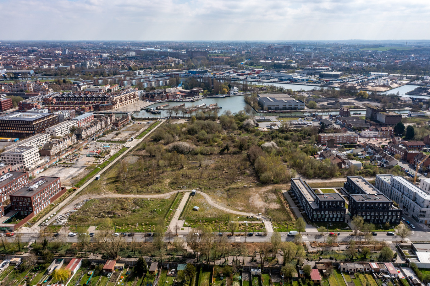 Dans le cadre du projet RHD2, 600 logements et une école verront le jour au cœur d'un parc urbain. Crédit Lets Fly Prod