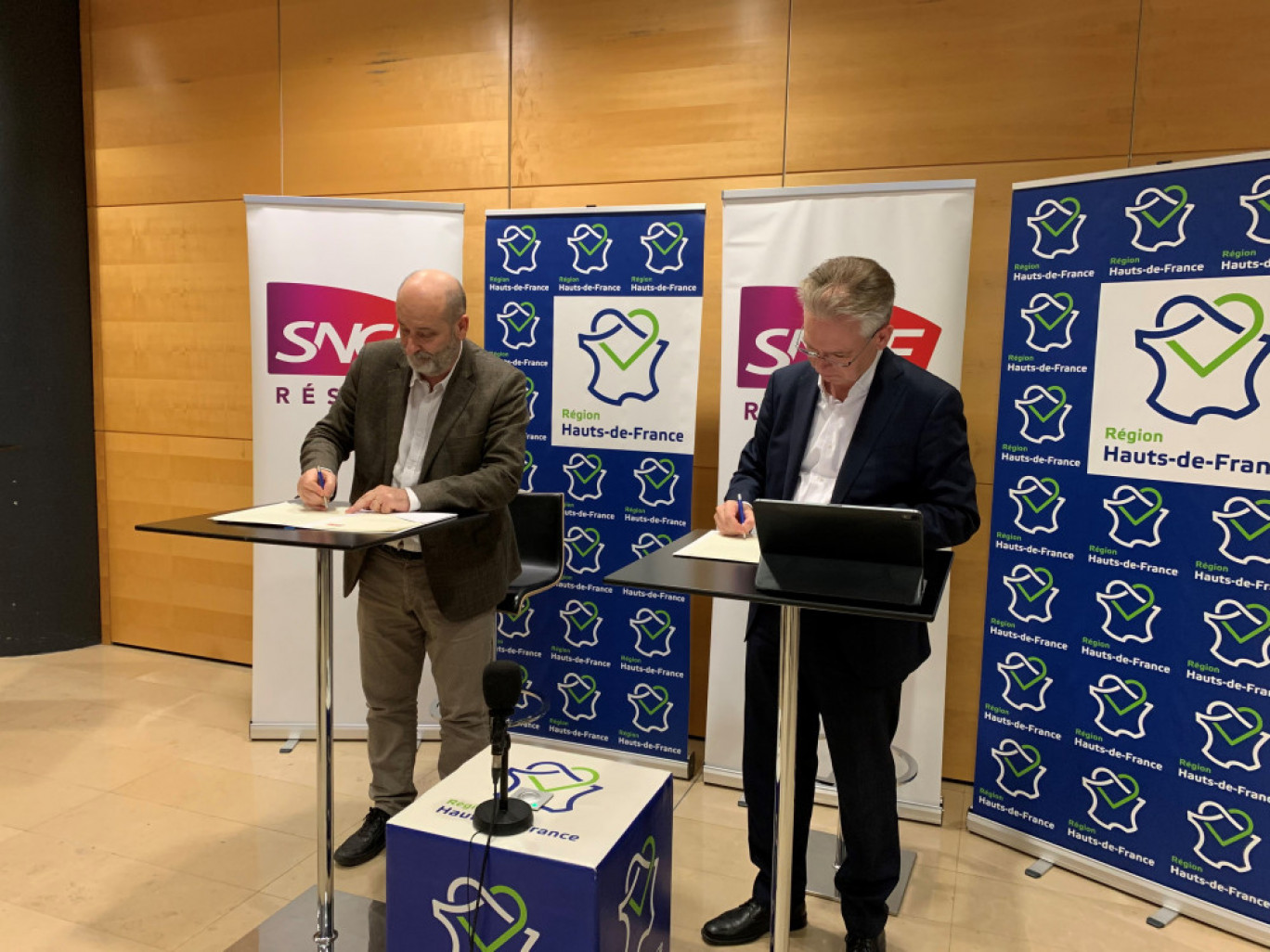 Le vice-président de la Région Hauts-de-France en charge des mobilités, des infrastructures de transports et des ports, Franck Dhersin, et le directeur général de SNCF réseau, heureux de la signature de ce contrat de performance. © Région Hauts-de-France