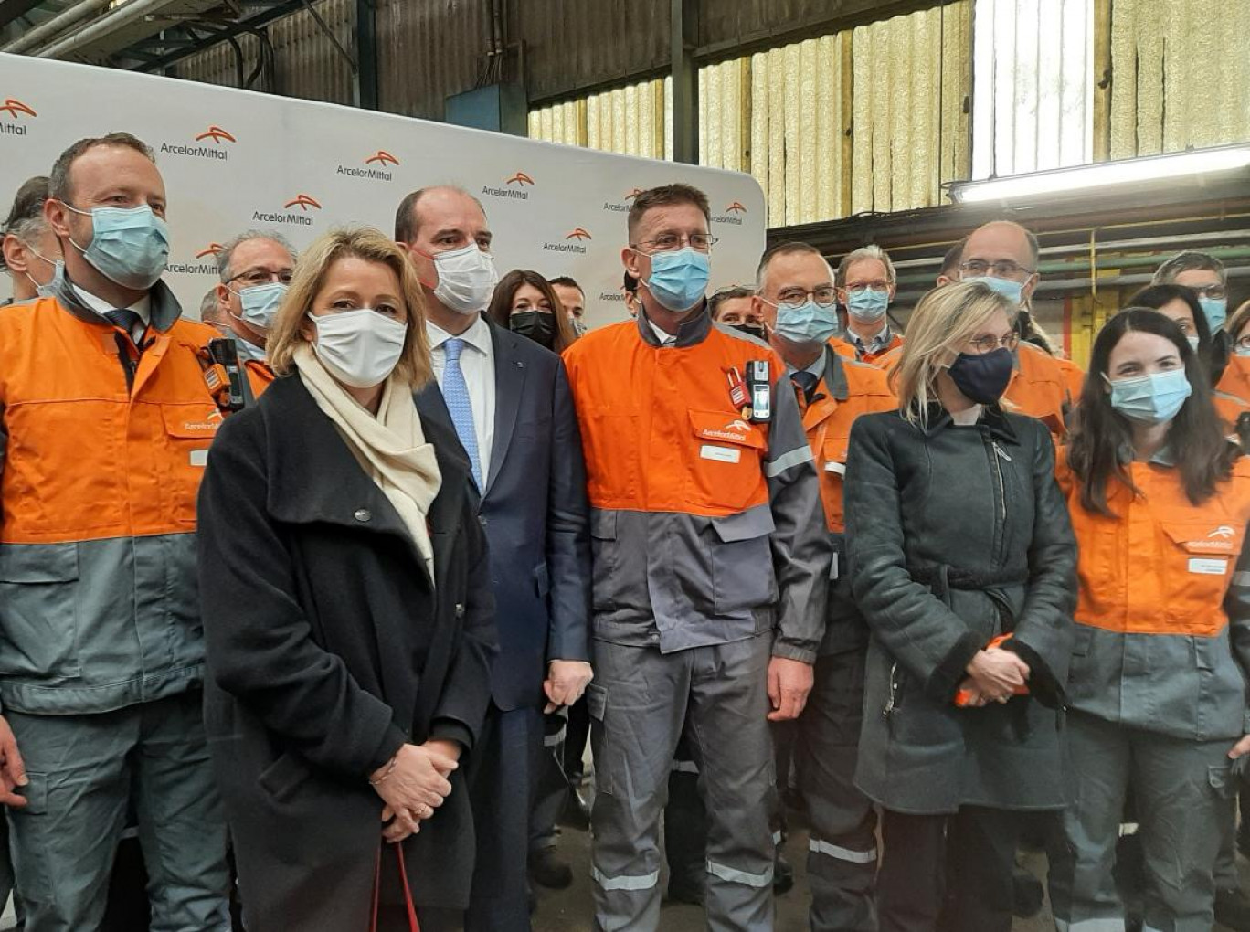 Le Premier ministre, Jean Castex, à l'issue de sa visite d'ArcelorMittal, entouré de Barbara Pompili, ministre de la Transition écologique et d'Agnès Pannier-Runacher, ministre de l'Industrie. 