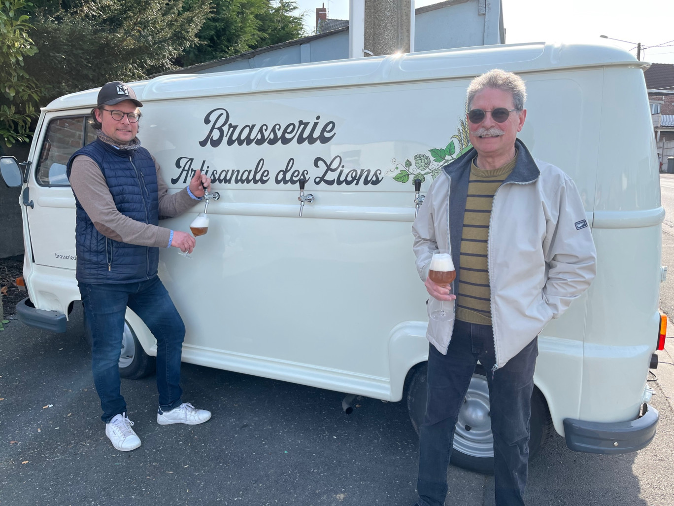 Alexandre Vasseur et son père Jacques devant l'estafette, entièrement retapée.