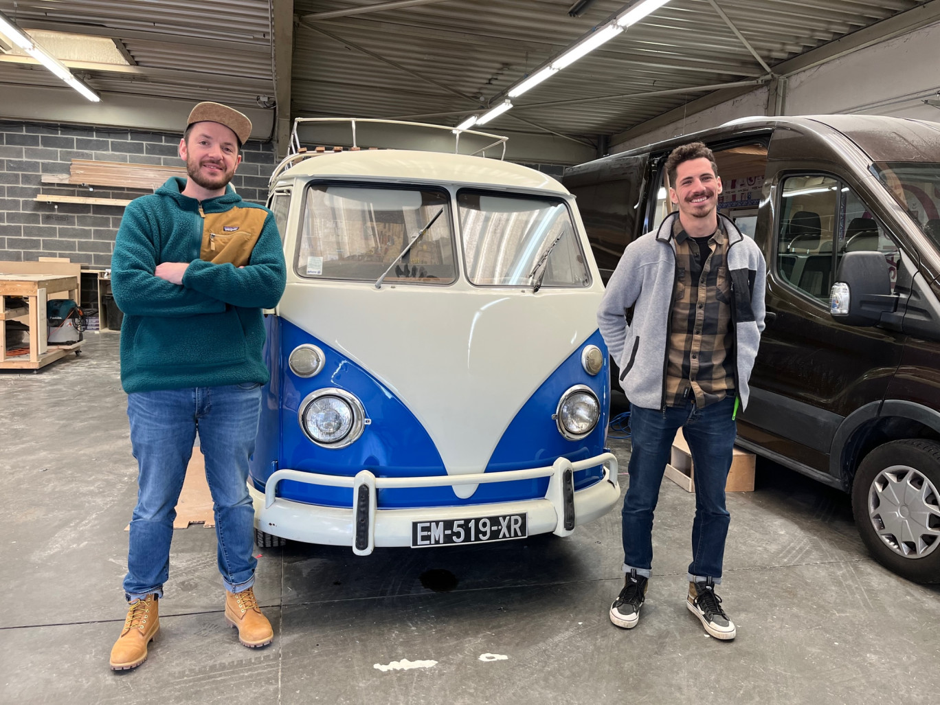 Edouard Raes et Romain Mobon, deux passionnés de van life qui ont installé leur atelier à Roncq.