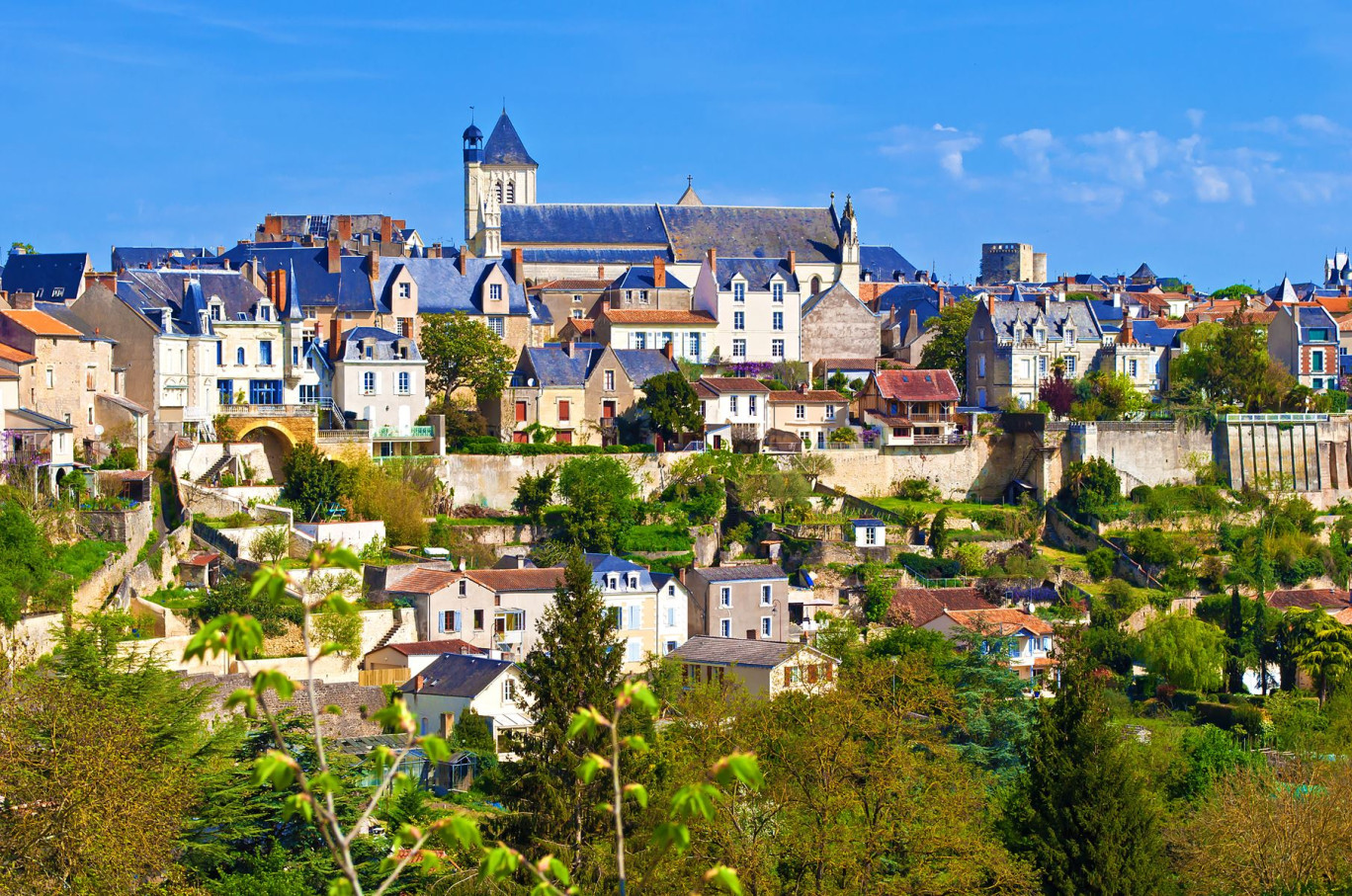 Selon l'Association des petites villes de France, les deux tiers des Français habitant dans un autre territoire déclaraient qu'ils pourraient s'installer dans une petite ville. © shinedawn