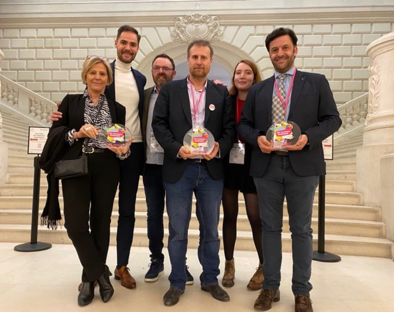 Lors de la remise des distinctions à la cité des Congrès de Nantes, de gauche à droite : Evelyne Beaumont, adjointe au maire d’Arras en charge de la transition numérique, et Pierre Ferrari, directeur de la stratégie numérique à la Ville d’Arras.