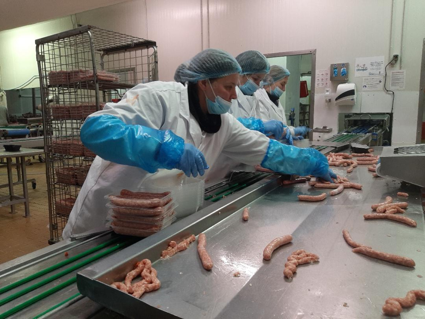 La fabrication de saucisses représente près de 60% des volumes produits par la Charcuterie des Flandres.