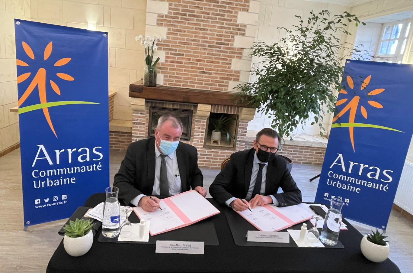 Lors de la signature de la convention de partenariat, (à gauche) Jean-Marc Devise, président de la CCI d’Artois, et Fréderic Leturque, président de la CUA.