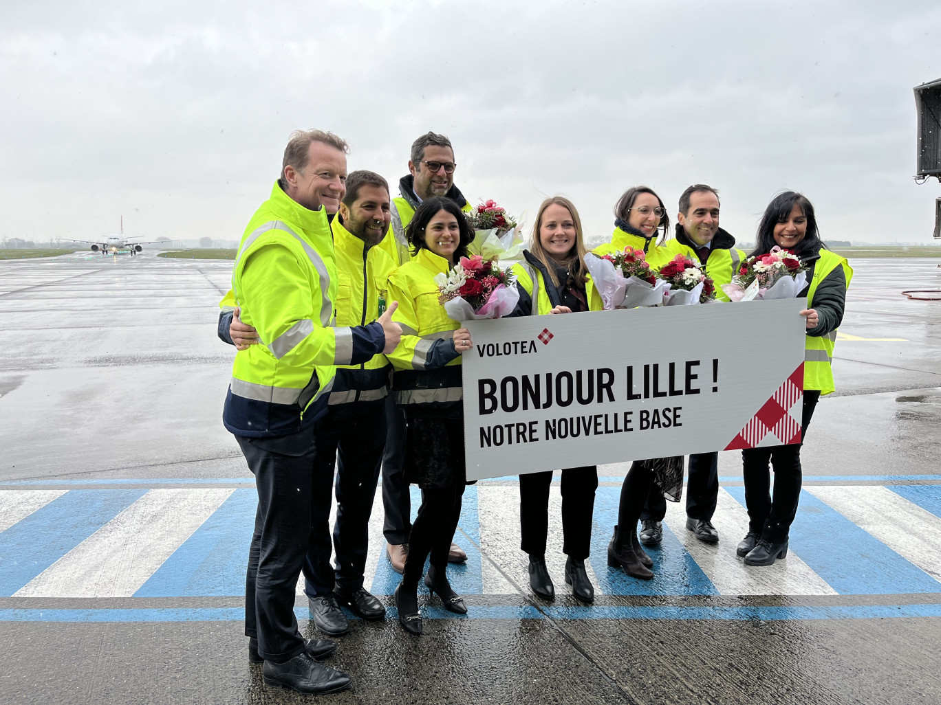 L'équipe de Volotea entourée de Marc-André Génnart, directeur général de l’Aéroport de Lille et Carlos Muñoz, fondateur et PDG de Volotea.