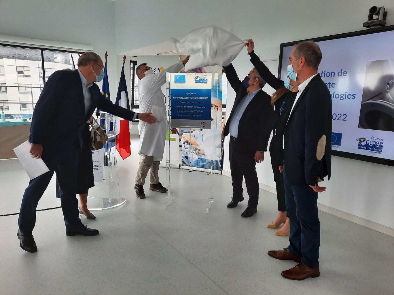 Le CHU de Lille a inauguré Aseptic Technologies, un automate qui produit des médicaments injectables. © Aletheia Press/L. Peron