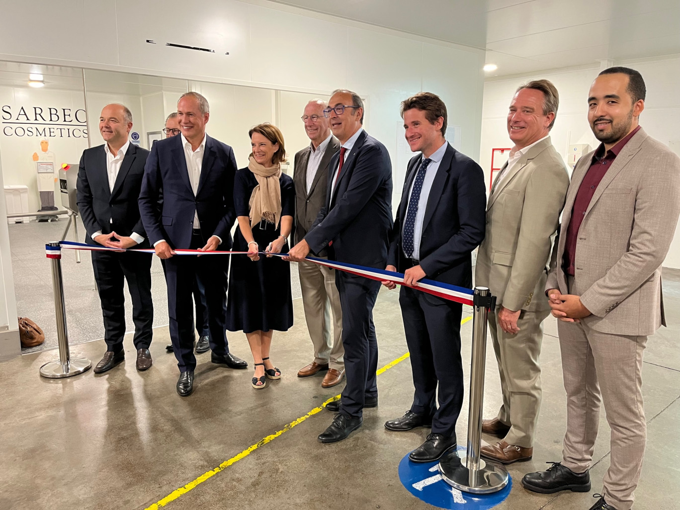 Guillaume Jouret, directeur des opérations, Eric Jacquemet, CEO des laboratoires Sarbec, Marie Tonnerre, maire de Neuville-en-Ferrain, Patrick Van den Schrieck, président des laboratoires Sarbec, Vincent Ledoux, député, Antoine Sillani, conseiller régional, et Abdelmojib Kaman, directeur de l’usine Sarbec à Neuville-en-Ferrain, lors de l'inauguration du 22 juin dernier.