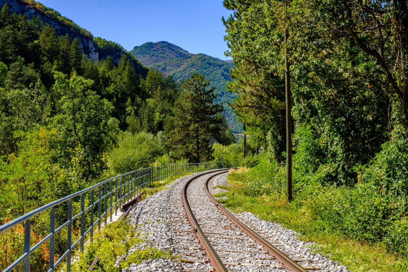 Les épargnants peuvent, par exemple, investir dans une entreprise ferroviaire au statut coopératif qui propose des trajets en train sur les petites lignes, un projet à la fois impactant sur le plan environnement et de l'aménagement du territoire. © Marina