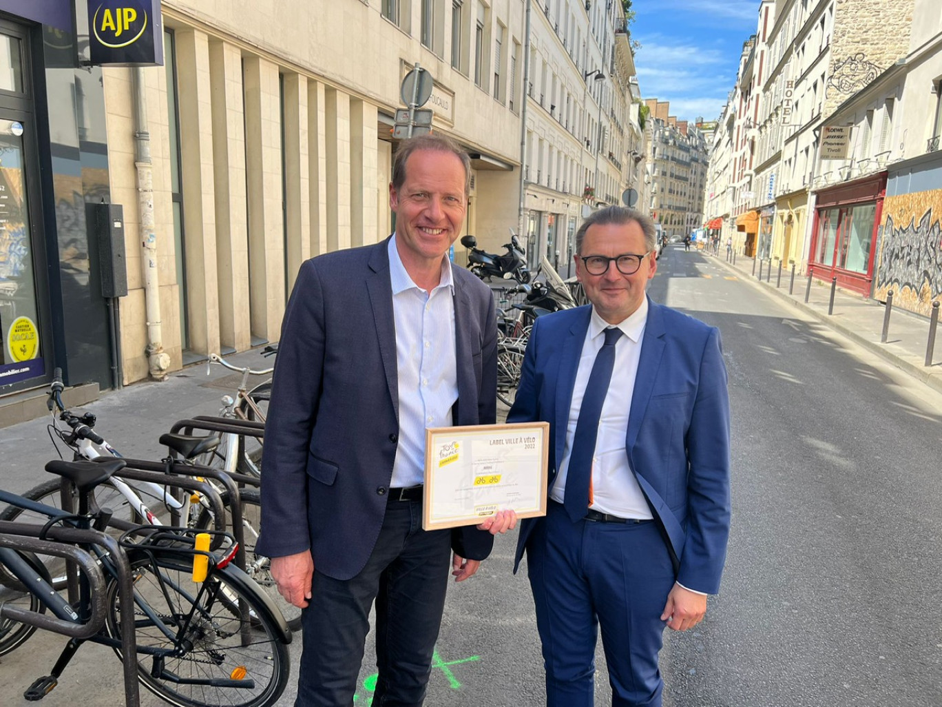 Christian Prudhomme, directeur du cyclisme chez ASO, a remis le label «Ville à vélo» à Frédéric Leturque, maire d’Arras et président de la Communauté urbaine d’Arras.