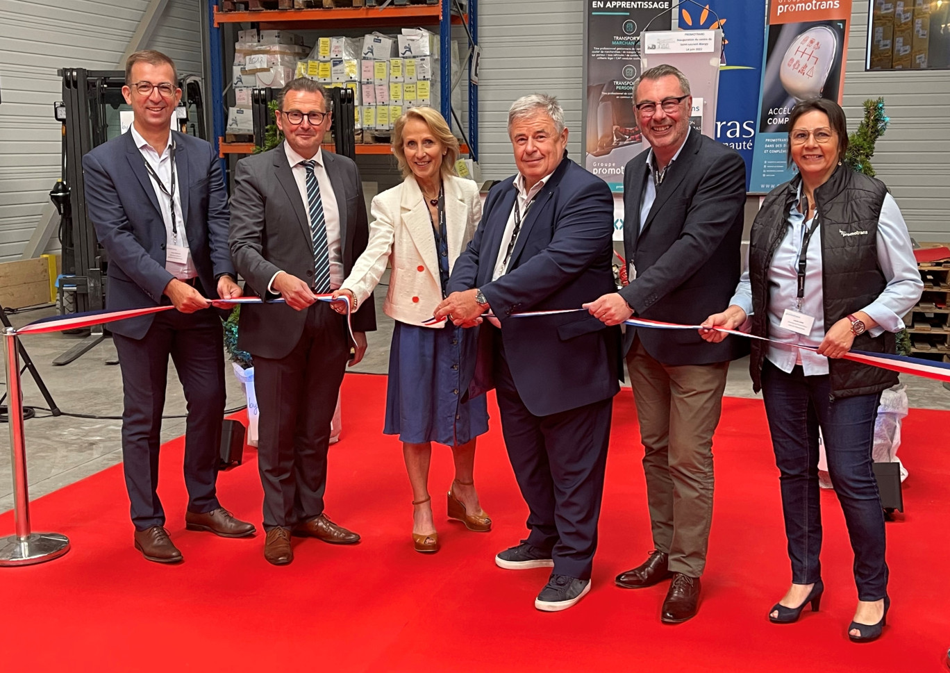 Lors de l'inauguration (de gauche à droite) : Peter Guillon, directeur général de Promotrans, Frédéric Leturque, président de la CUA, Nathalie Gheerbrant, vice-présidente développement économique, emploi, formation et insertion, Jean-Louis Duhamel, président de Promotrans, Nicolas Desfachelle, maire de Saint-Laurent-Blangy, Jean-Louis Duhamel, président de Promotrans, et Isabelle Ziane, directrice du centre.