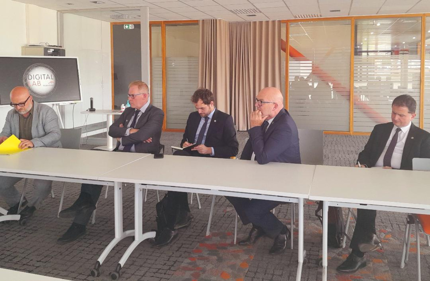 Bruno Bonnell (4e en partant de la gauche), secrétaire général pour l'Investissement, lors de sa visite du Digital Lab d'ArcelorMittal à Dunkerque, le 6 juillet dernier.