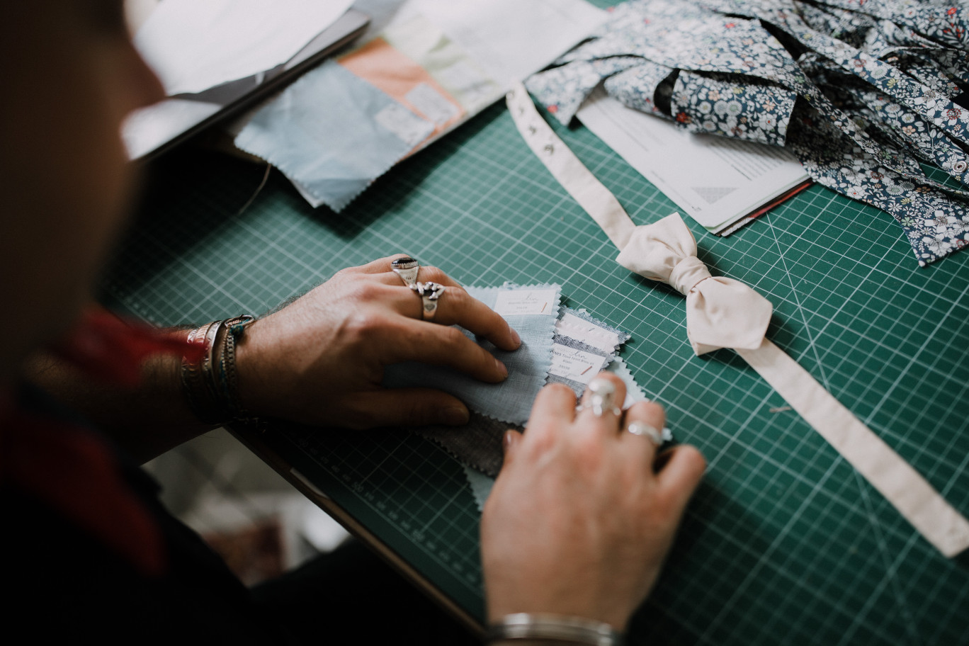 400 noeuds papillons sont fabriqués chaque jour au sein de l'atelier du Colonel à Lille.