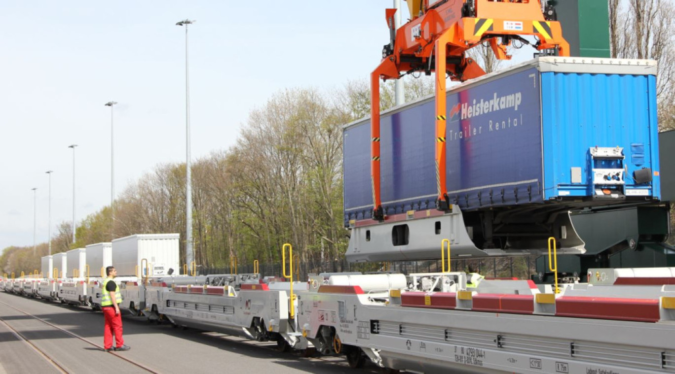 Le transfert de camions sur le train, une opération qui peut être longue. © CargoBeamer