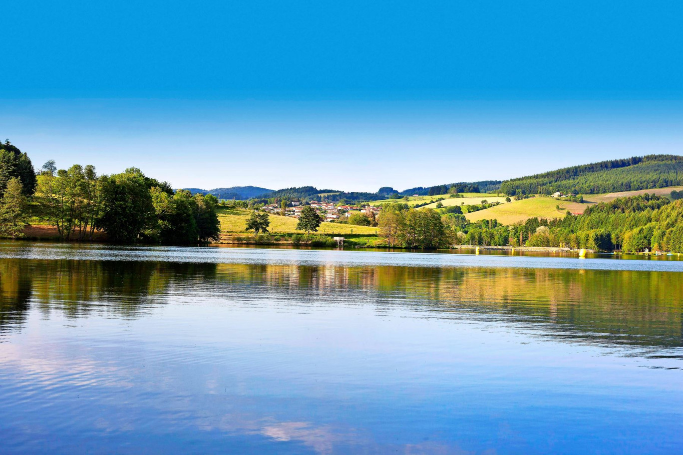 Le lac des Sapins est situé au coeur du Beaujolais vert. © Rhône Tourisme