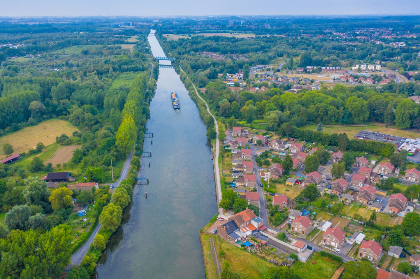 Sur le canal de l'Escaut, des conteneurs à Saint-Saulve. © D.Gauducheau