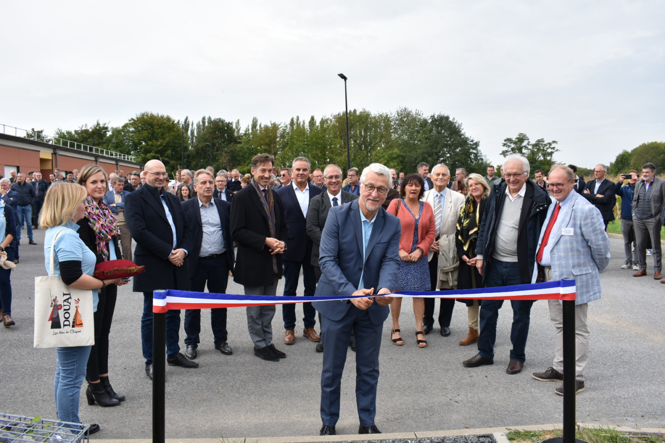 Jean-Jacques Hérin, président d’Adopta, inaugure le nouveau showroom des solutions et aménagements de gestion durable et intégrée des eaux pluviales de l’association au sein du lycée Biotech de Douai.