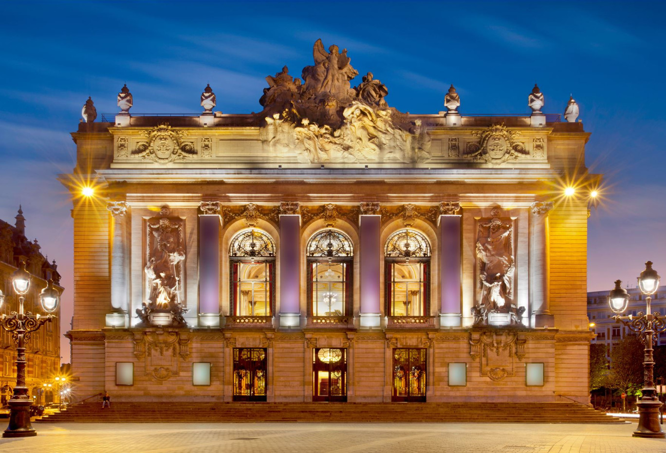 L'extinction de l'éclairage des bâtiments publics la nuit a été décidée dans toute la ville à l'exception des bâtiments de la Grand Place et de l'Opéra. © Production Perig