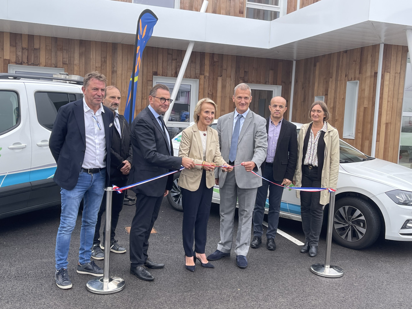 De gauche à droite : Vincent Théry, vice-président (énergie) de la CUA, maire de Gavrelle, Thierry Moulin, maire de Roclincourt, Fréderic Leturque, président de la communauté urbaine d’Arras, Nathalie Gheerbrant, vice-présidente (développement économique, emploi, formation et insertion) de la CUA, conseillère régionale, Didier Cousin, directeur territorial GRDF clients-territoires Hauts-de-France, Gilles Goiffon, directeur adjoint GRDF réseaux Nord-Ouest, et Valérie Deghouy, déléguée territoriale GRDF Arrageois.