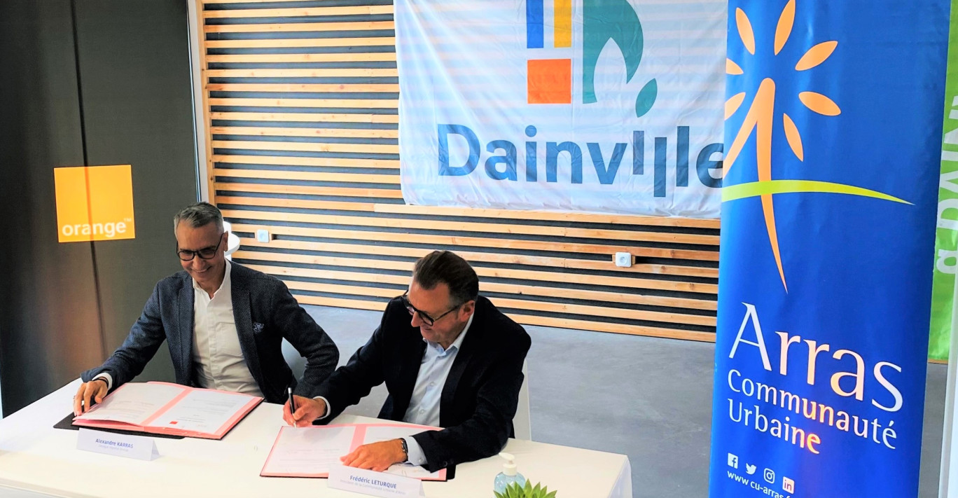 Signature de la convention de partenariat entre Alexandre Karras, délégué régional Nord - Pas-de-Calais d’Orange, et Frédéric Leturque, président de la CUA. 