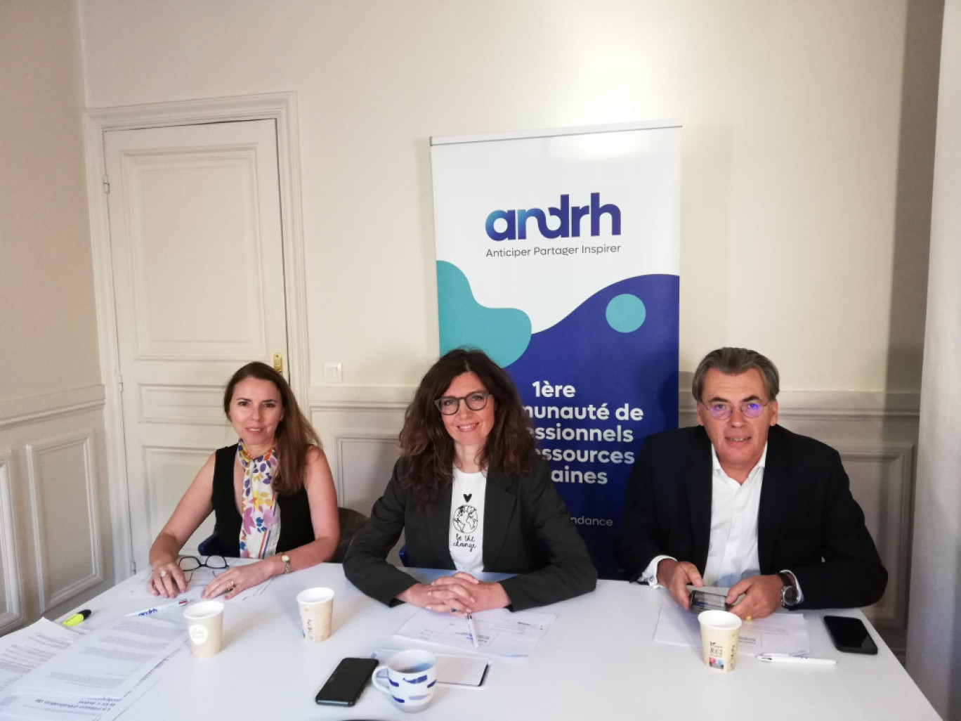 De gauche à droite : Laurence Breton-Kueny, vice-présidente, Audrey Richard, présidente, Benoît Serre, vice-président délégué de l’ANDRH. © ANDRH