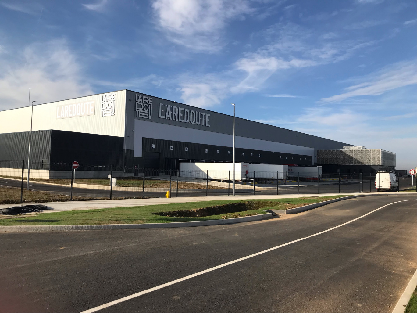 Situé sur la Communauté d’agglomération de Cambrai et sur la Communauté de communes Osartis-Marquion, le nouvel entrepôt logistique de La Redoute aura à terme une superficie de 110 000 m2.