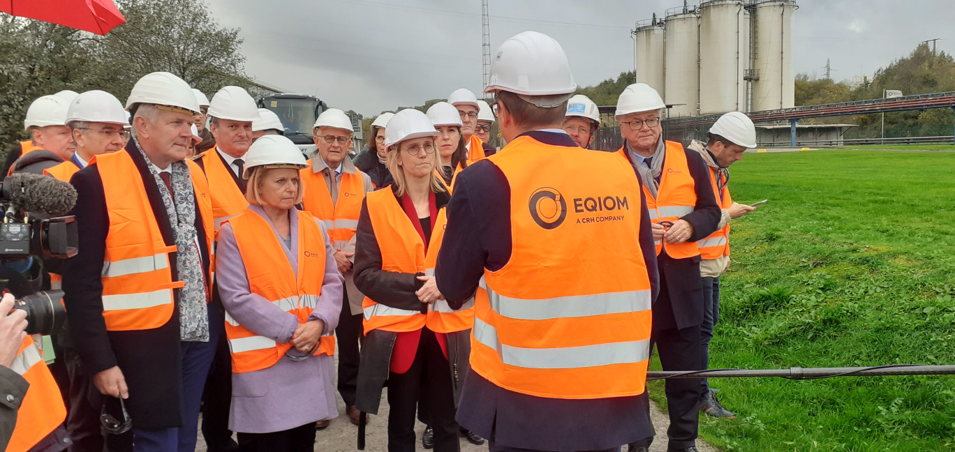 Au lendemain de la réunion réunissant les 50 sites industriels les plus émetteurs de gaz à effet de serre, Agnès Pannier-Runacher, ministre de la Transition énergétique s’est rendu à la cimenterie Eqiom de Lumbres. ©Aletheia Press/L.Saleur